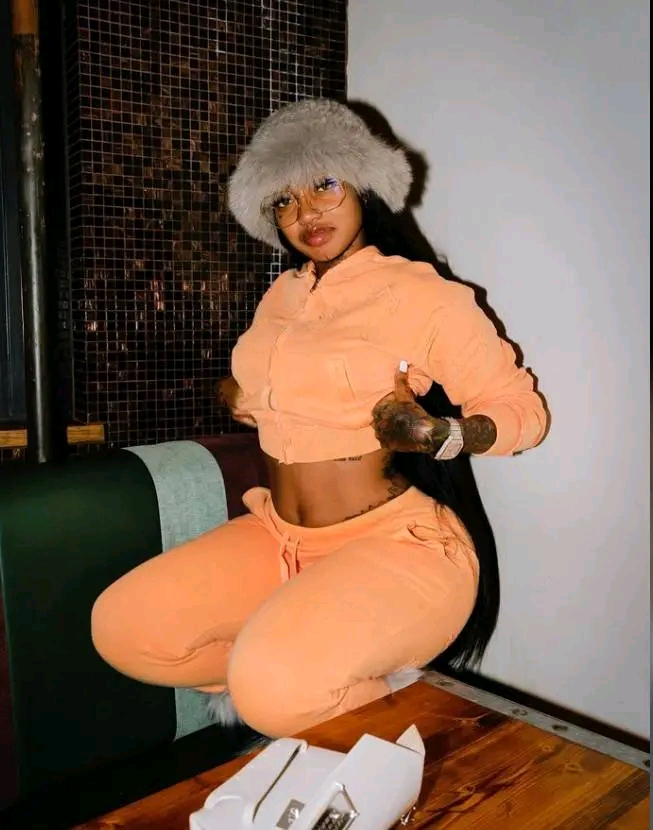 OMG!!! See Burna Boy's New Girlfriend With Big Backside (Photo...)